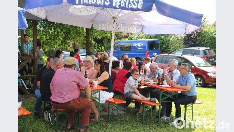 Im Schatten genießen die Bürger Kaffee und Kuchen und unterhalten sich in gemütlicher Runde mit Tobias Reiß. rpp