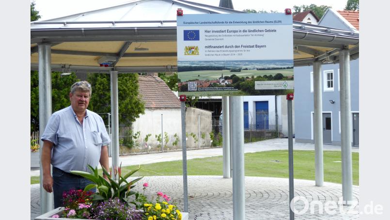 Bürgermeister Martin Schregelmann vor dem Pavillon auf dem neu gestalteten Dorfplatz. fsb