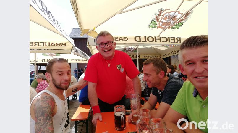 Über die rege Beteiligung der Fancluberer freute sich deren Vorsitzender Reiner Ockl (stehend). Neumann, Jochen [NJN] (jochen.neumann@erbendorf.de)