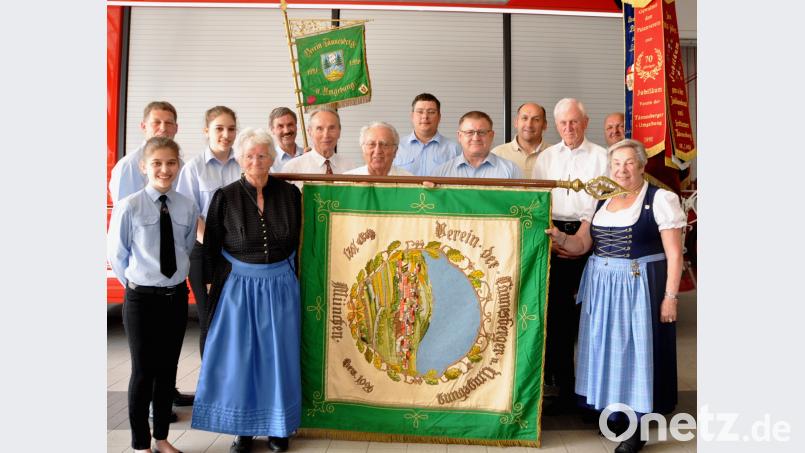 Vorne von rechts: Elisabeth Lazarus, Altbürgermeister Horst Robl, Kassier Bernhard Zimmet, Fahnenträger Alfred Vogel, Karl Unterstein, Maria Vogel, Evi Demleitner. Hintere Reihe von rechts: Thomas Haberl, Bürgermeister Max Völkl, 2.Kommandant Josef Klinger, Vorsitzender Josef Kirchberger, Lisa Demleitner,  Kommandant und KBM Christian Demleitner. Spickenreither, Erich [ES] (ERICH.SPICKENREITHER@T-ONLINE.DE)