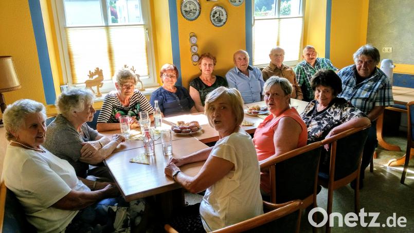 KAB-Ortsvorsitzender Martin Wittmann (hinten, rechts) kümmerte sich vehement um die Wiederbelebung des Hagendorfer Senioren-Treffs. fjo