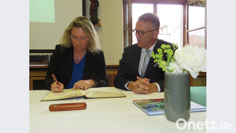 Natürlich darf sich Ministerin Kerstin Schreyer ins Goldene Buch der Stadt eintragen. Bürgermeister Franz Stahl zeigt ihr, dass auch ihre Vorgängerin Emilia Müller dort bereits verewigt ist. ubb