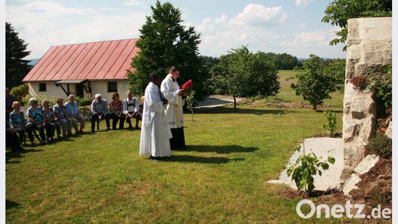 Gemeinsam mit Pfarrer Roeb (rechts) und Pfarrer Franklin beteten die Gläubigen zum ersten Mal gemeinsam zur Mutter Gottes, der die Grotte im Garten von Hildegard Keck gewidmet ist. wro