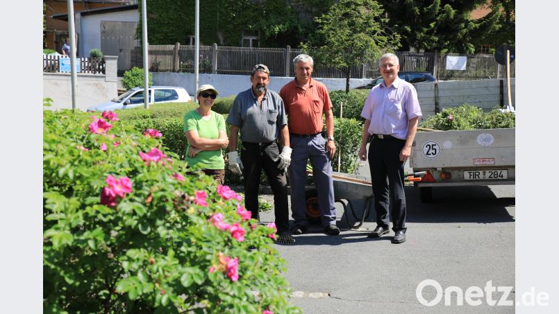 Zweiter Bürgermeister Johannes Reger (rechts) und Bauhof-Vorarbeiter Josef Liedl (zweiter von rechts) mit den für die Pflege zuständigen Mitarbeitern (von links) Irmgard Heldmann und Michael Schraml. Neumann, Jochen [NJN] (jochen.neumann@erbendorf.de)