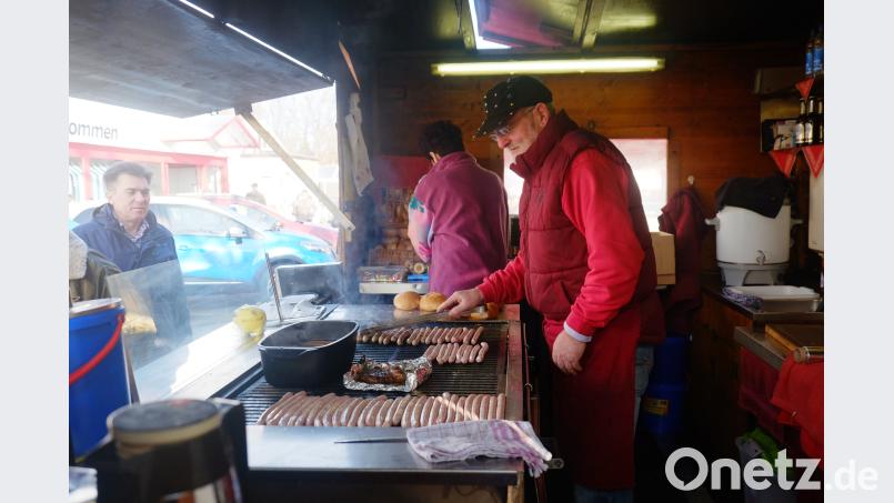 Unruhe-Ständler und sprudelnde Ideenfabrik, hier in einer seiner vielfältigen Rollen, Hans Ott als Bratwürschtlbrater, wie viele ihn kennen. exb