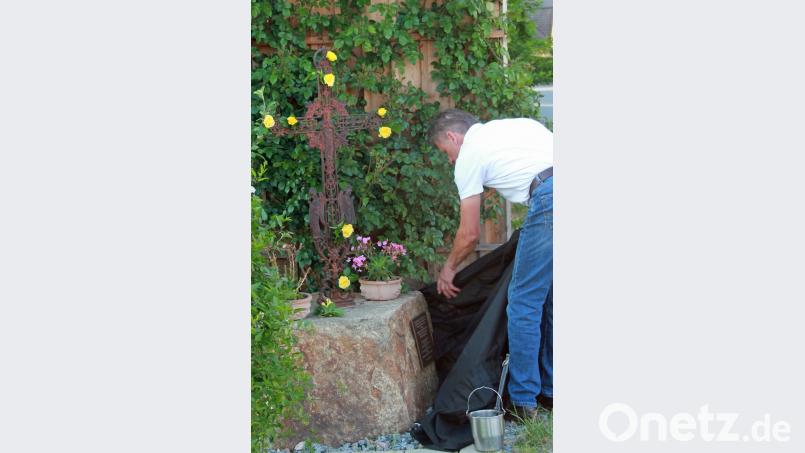 Karl-Ludwig Hiltner enthüllte sein neues Feldkreuz am Backofen in Wolfring Bild: nib