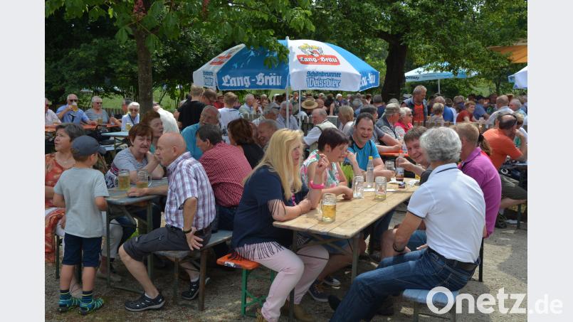 Glück hatte, wer einen Sitzplatz im herrlichen Biergarten bekam. jr
