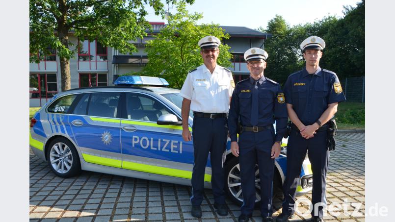 Nun also in Blau. Erster Polizeihauptkommissar Martin Zehent, Verkehrserzieher Jakob Stahl und Polizeihauptmeister Alexander Lang (von links nach rechts) im neuen Outfit. dob
