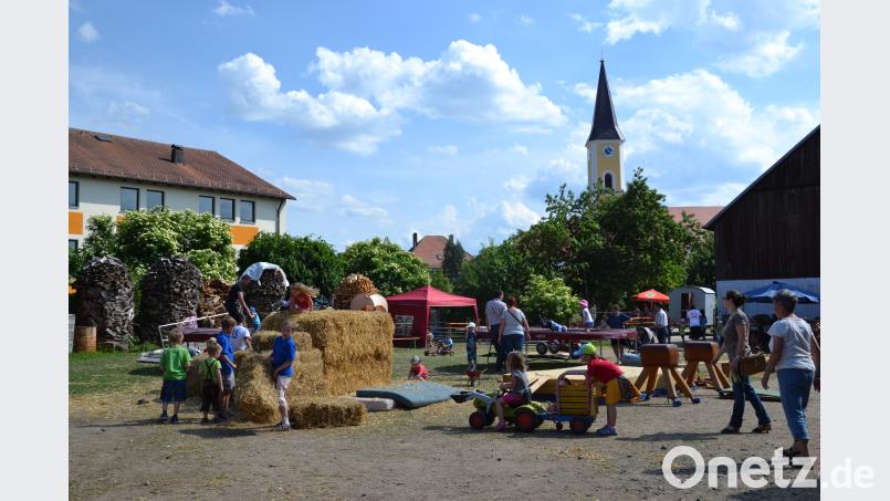 Strohballen- und Trampolinhüpfen machte den Kindern Spaß. gi