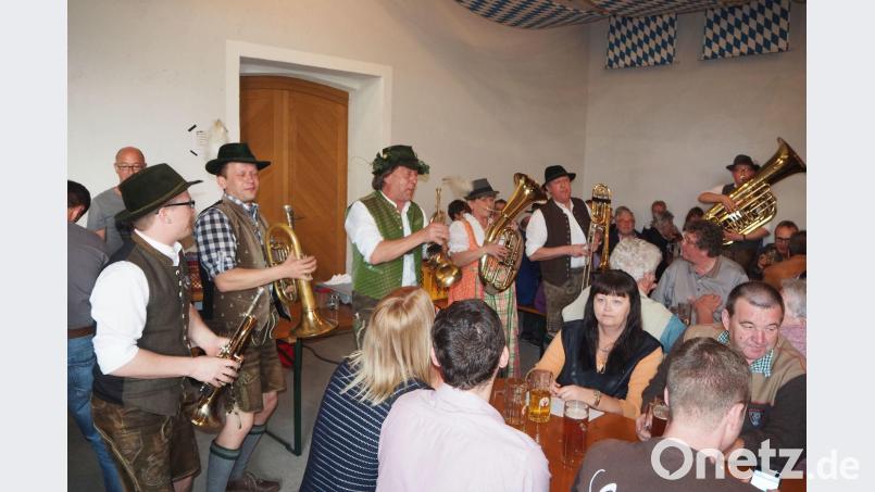 Seit drei Jahren spielen „Blech5ÜNF“ nun schon als Ableger der Eslarner Showband zusammen, seit kurzem auch zu sechst wie zuletzt beim Tag des Biers im Eslarner Kommunbrauhaus. Archivbild: gz