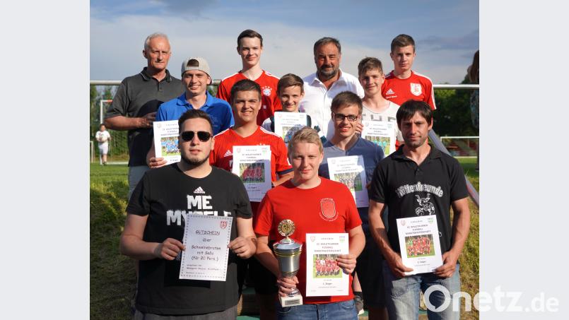 Die Sieger mit Organisator und Förderkreis-Vorsitzenden Michael Wittmann (links hinten). Bugra Solak (vorne links) ist der Waldthurner Elfmeterkönig. fvo