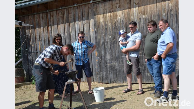 Den Schmied konnte beim Hufeisenfertigen über die Schultern geschaut werden. gi