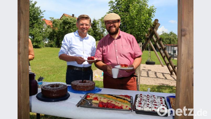 MDL Tobias Reiß (links) und CSU Ortsvorsitzender Hans Walter bedienen sich an der Kuchentheke. rpp
