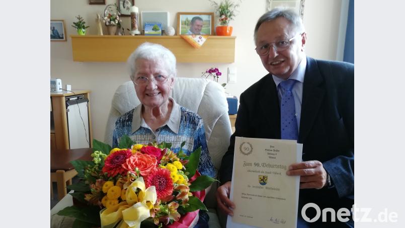 Gertraud Paßler feiert 90. Geburftstag, wozu stellvertretender Bürgermeister Heinrich Ruppert gratuliert. zip