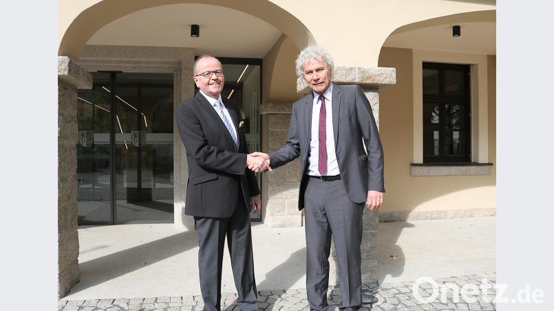 Sie sind Abitur-Kollegen: der neue Landgerichtspräsident in Weiden Gerhard Heindl (links) und Landrat Wolfgang Lippert vor dem neuen Haupteingang am Landratsamt Tirschenreuth. exb