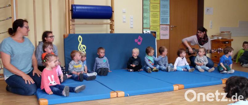 Beim Aktionstag Musik im Kindergarten Herz Jesu haben die Kinder viel Spaß. mez