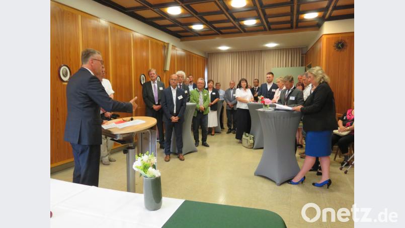 Bürgermeister Franz Stahl (links) stellt Ministerin Kerstin Schreyer (rechts) seine Stadt im Schnelldurchlauf vor. ubb