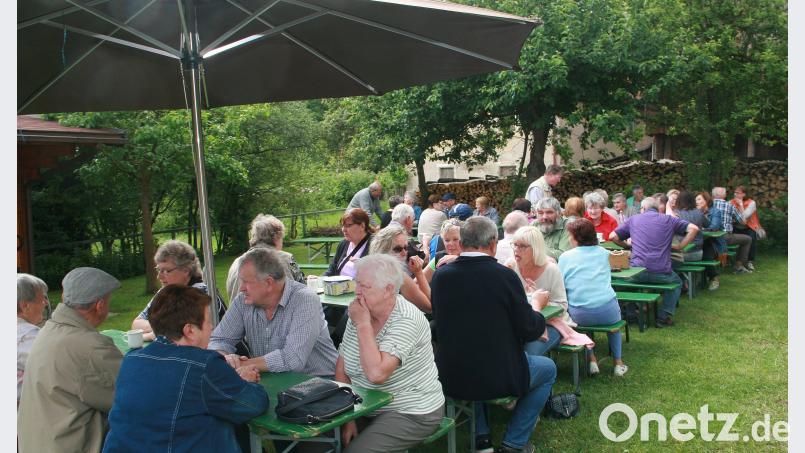 Das Wetter passt. Das Hollerküchlbacken in Tirschnitz ist wieder einmal Besuchermagnet. wro