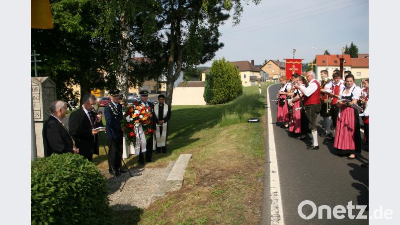 Musikalisch umrahmt wurde der Festakt am Ortseingang vom Musikverein aus Wiesau unter der Leitung von Christa Polata. wro
