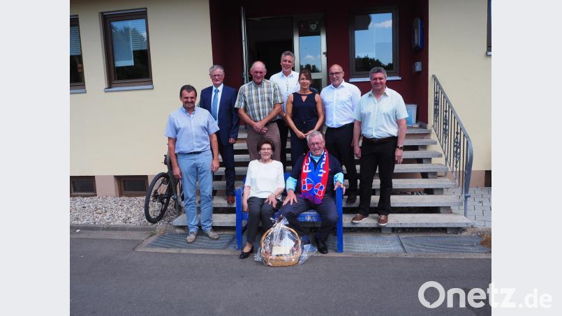 Ein FC-Vorbach-Schal und ein T-Shirt mit der Nummer 80 – passend zum Geburtstag: Das sind die Geschenke von FCV und Förderverein zum &quot;Runden&quot; von Arno Friede (vorne). Unser Bild zeigt ihn mit Ehefrau Anni, den vier Kindern Alwin, Siegfried, Martina und Karl-Heinz (direkt dahinter), FC-Vorsitzendem Hans Wiesnet und Bürgermeister Werner Roder (von links) sowie Wolfgang Busch (rechts), dem Vorsitzenden des Fördervereins. wmi