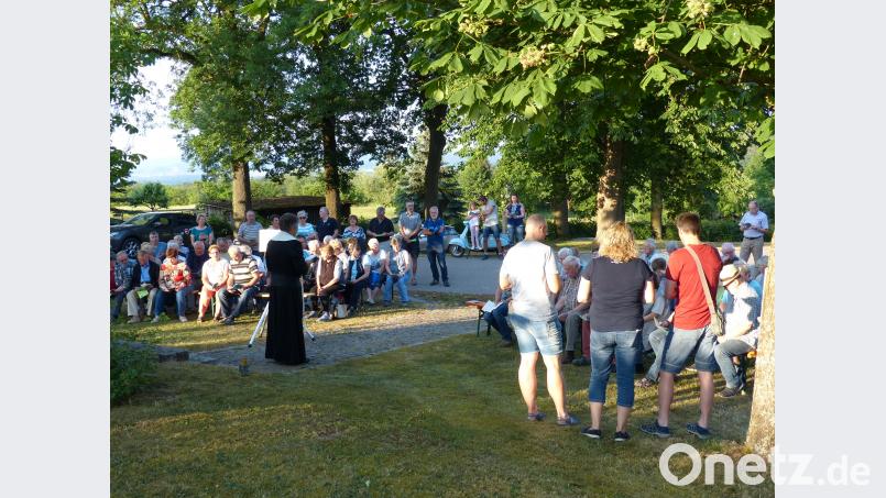 Pfarrer Ambros Trummer spricht zu den Gläubigen hme