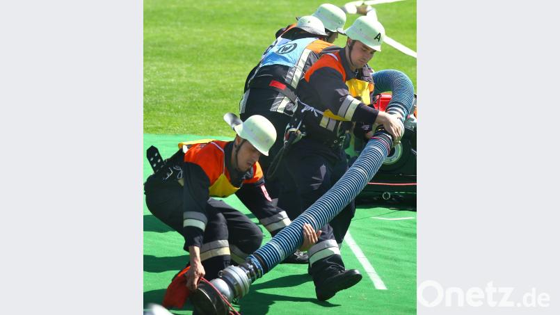 Leitung legen, aber zack, zack: Um Disziplinen wie hier beim Bayerischen Landespokalwettbewerb der Feuerwehren 2015 in Amberg geht es am Samstag beim Oberpfalz-Cup in Hahnbach.  [WSB]