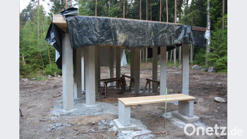 14 Granitstelen und das Dach der künftigen Marienkapelle sowie eine Ruhebank wurden bereits installiert. Rosner, Josef
