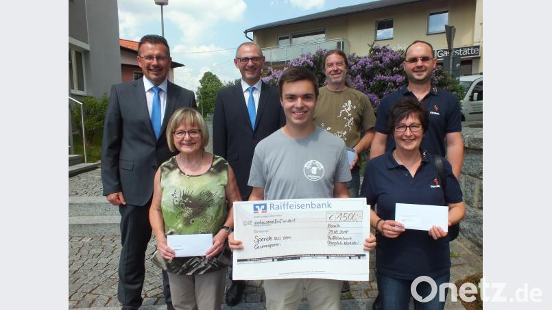 Vorstandssprecher Joachim Geyer und  Geschäftsstellenleiter Peter Erhart beglückwündschten Gerald Hoch, Michael Knott (hinten von links), Regina Ullmann, Sebastian Bayer und Monika Horn (vorne, von links) SOJ, Autor [SOJ] (JOSEFSOELLNER@T-ONLINE.DE)