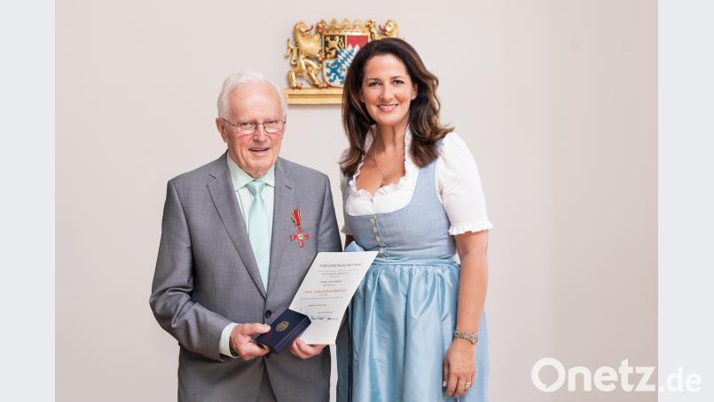 Aus der Hand von Landwirtschaftsministerin Michaela Kaniber bekommt Ludwig Berger das Verdienstkreuz am Bande. Seyfarth/exb