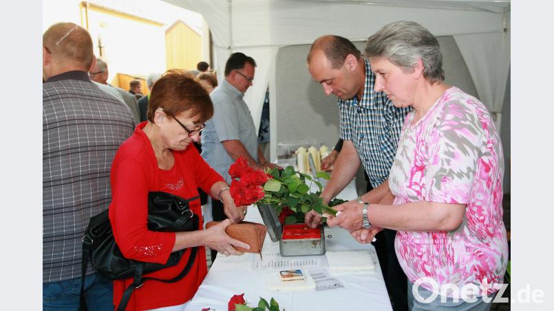 An der Kirchentüre bot die Pfarrei wieder Rita-Rosen zum Kauf an. wro