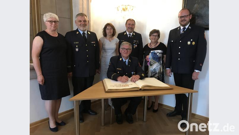 Kreisbrandrat Richard Meier setzt seine Unterschrift unter ein Kapitel Feuerwehrgeschichte im Landkreis. Mit im Bild die scheidenden Kreisbrandinspektoren Uli Kraus (2.v.l.) und Hans Rewitzer (4.v.l.), jeweils mit ihren Frauen; rechts Landrat Andreas Meier neben der Frau des Kreisbrandrates. eig