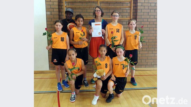 Mächtig stolz sind die Trainer Earl Nebitt und Irene Birner auf ihre erfolgreichen Basketballerinnen (hinten, von links) Pia Hauer, Shanaya Bierwirth, Laetitia Birner, Kathi Schnappauf und (vorne, von links) Leyli Nesbitt, Sheyenne Oliver sowie Juliette Birner. bgm