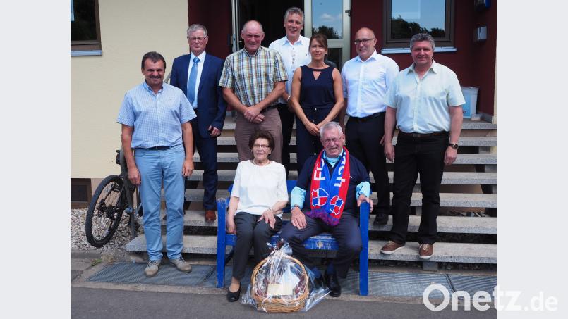 Ein FC-Vorbach-Schal und ein T-Shirt mit der Nummer 80 – passend zum Geburtstag: Das sind die Geschenke von FCV und Förderverein zum "Runden" von Arno Friede (vorne). Unser Bild zeigt ihn mit Ehefrau Anni, den vier Kindern Alwin, Siegfried, Martina und Karl-Heinz (direkt dahinter), FC-Vorsitzendem Hans Wiesnet und Bürgermeister Werner Roder (von links) sowie Wolfgang Busch (rechts), dem Vorsitzenden des Fördervereins. wmi