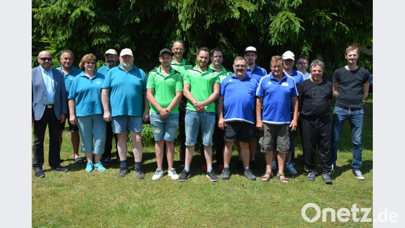 Die Sportfreunde Kondrau (Mitte) setzten sich gegen das Team des FC Kaltenbrunn (rechts daneben) und des ESV Marktleuthen (links) durch. Es gratulierten Sportstadtverbandsvorsitzender Peter Haibach (links) sowie (von rechts) Stephan Andörfer, Robert Kastl und Reinhard Jäger. Rosner, Josef [JR] (ROSNER.JOSEF@T-ONLINE.DE)