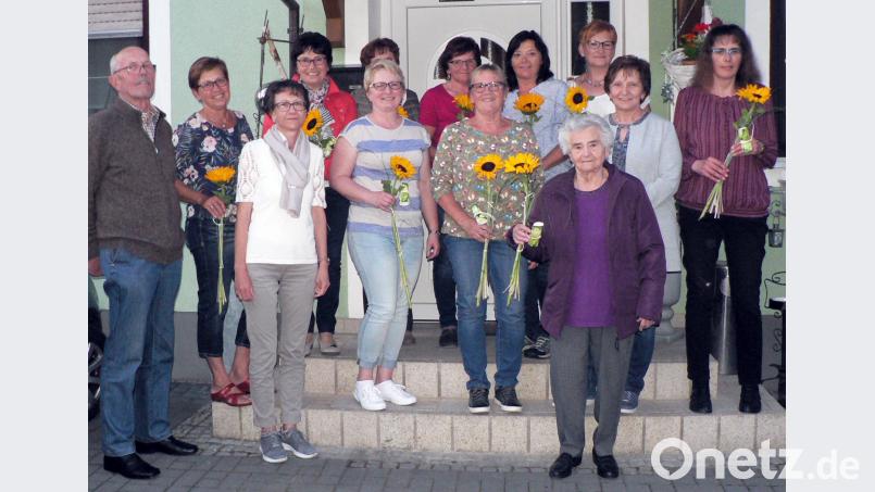 Eine Blume, einen Gutschein sowie eine Fotocollage vom eigenen Garten gab es als Dankeschön für die Arbeit das ganze Jahr über: Die Teilnehmerinnen am Blumenschmuckwettbewerb erfuhren in der Jahreshauptversammlung der Siedlergemeinschaft eine besondere Würdigung. Zudem wurden in einer Präsentation die 20 Gärten im Bild gezeigt. lep