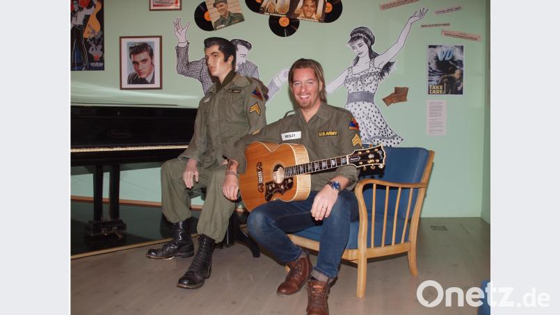 Ron Glaser mit Gitarre im Museum. exb