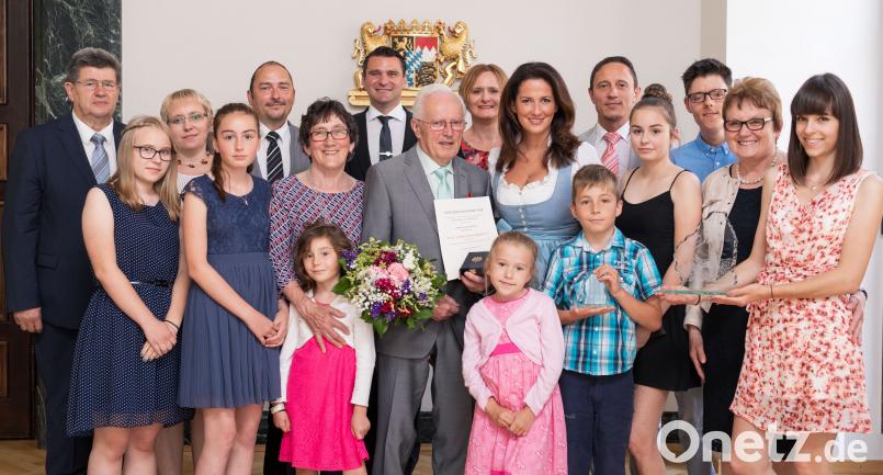 Große Verdienste und eine große Familie: Bei dem Termin im Ministerium blieb noch Zeit für ein Gruppenbild, das Ludwig Berger mit Ministerin Michaela Kaniber (Mitte) zeigt sowie Oberviechtachs Altbürgermeister Wilfried Neuber (links) , Landrat Thomas Ebeling und Stadträtin  Barbara Ruhland (Zweite von rechts) und die Familienmitglieder. exb