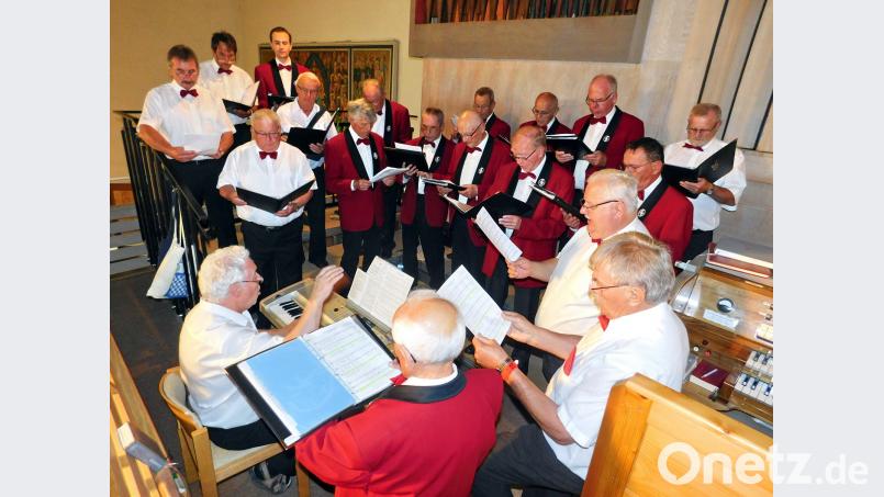 Der Thomaschor gestaltet die Maiandacht in der Pfarrkirche. hai