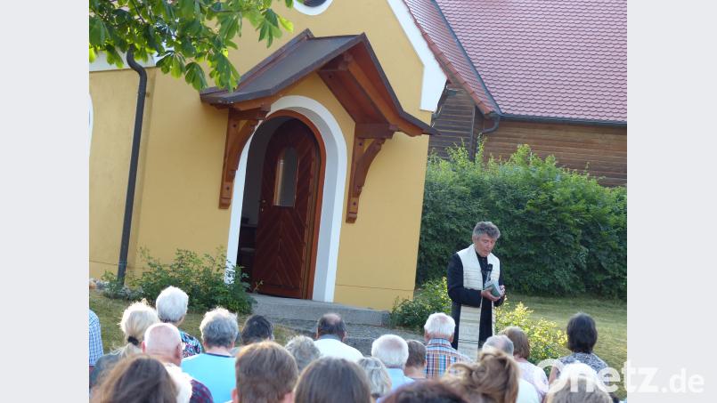 Die Dorfkapelle bildet die Kulisse für die Maiandacht hme