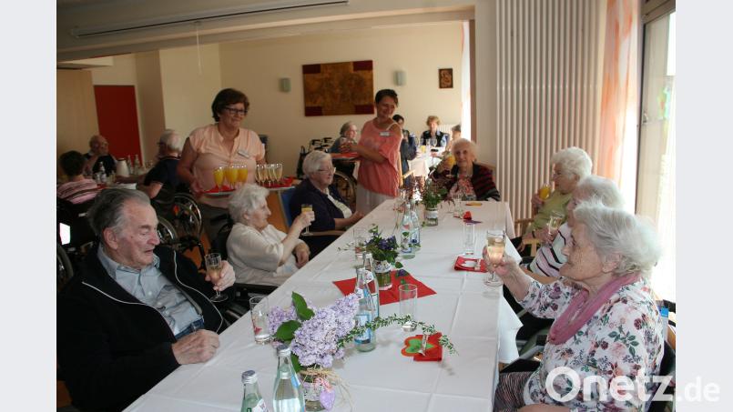 Bei einem Gläschen Sekt gratulierte man sich bei einer Feier gegenseitig zum Vater- und Muttertag. wro