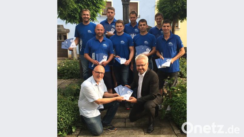 SVI-Vorsitzender Jürgen Lautner (links vorne im blauen Dress) und Festschrift-Organisator Roman Melzner (vorne rechts) freuen sich mit Wolfgang Fuhrmann (vorne links) und den Mitgliedern des Festausschusses über die gelungene Broschüre anlässlich des 90-jährigen Jubiläums des Sportvereins. mez