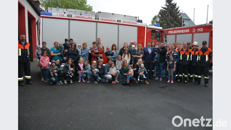 Vieles Neues erfuhren die Kinder und Eltern der Krabbelgruppe beim Besuch der Feuerwehr Mitterteich. Otto Weiß und Kommandant Franz Bauernfeind (von rechts) nahmen sich dafür zwei Stunden Zeit. Rosner, Josef [JR] (ROSNER.JOSEF@T-ONLINE.DE)