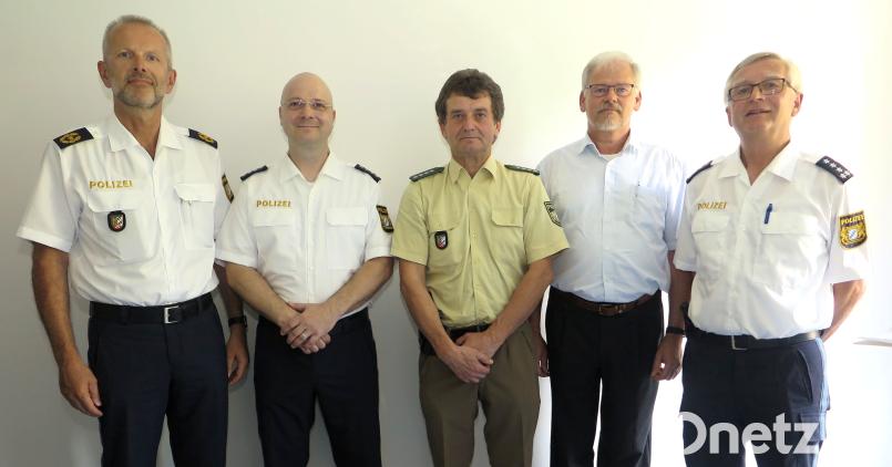 Ingo Witte (Zweiter von links) ist der neue Leiter der Autobahnpolizei-Station Schwandorf. Sein Vorgänger Johann Beer (Mitte) tritt in den Ruhestand. Mit im Bild (von links): Thomas Schöniger, Kurt Kopf und Friedrich Böhm. Bild: Hirsch