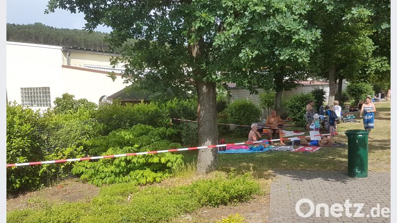 Weil in Bäumen Nester des Eichenprozessionsspinners entdeckt wurden, sind einige  Liegeflächen im Erlebnisbad abgesperrt. Hirsch