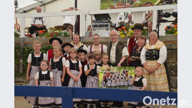 Bei der Breitenstein-Kirchweih führen die jungen Trachtler zum ersten Mal ihre neuen Dirndl und Leiberl aus. Mit ihnen freuen sich (hinten, von links) Jugendleiterin Silvia Götz, Kinderleiterin Tina Falk, Sponsor Horst Linn sen., Bürgermeister Hans Koch, Schneiderin Elke Eimer und Trachtenwartin Erika Platzer. GUT