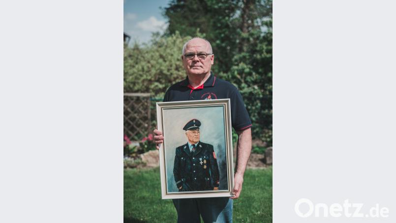 Seit 44 Jahren besucht Franz Schneider die Jubilare der Feuerwehr. Er selbst freut sich immer noch über das Gemälde, dass er zum 60 . Geburtstag von der Wehr bekam. Lukas Meister