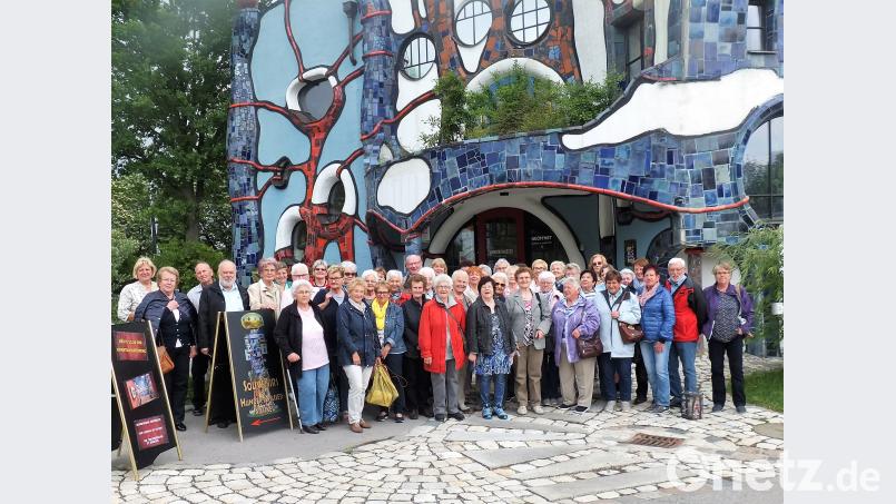 Der Katholische Frauenbund fährt mit Senioren nach Abensberg. Dort stellen sich die Senioren für ein Erinnerungsfoto vor dem "Kunsthaus" auf. rgr