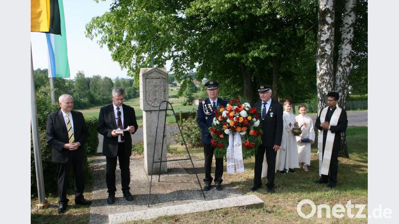 Der feierliche Akt am Mahnmal zum Frieden endete mit einer Kranzniederlegung durch Anton Hauptmann und Ferdinand Lienerth (3. bzw. 4. von links). Die Ansprachen hielten der stellvertretende Landrat Günther Kopp aus Kulmain und Fuchsmühls Bürgermeister Wolfgang Braun (von links). Den kirchlichen Segen spendete Pfarrer Joseph (rechts). wro
