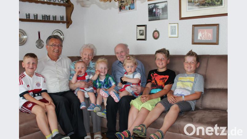 Ehefrau Anni, Enkel, Urenkel und Ururenkel freuen sich mit Hermann Ziegler über seinen 90. Geburtstag. 2. Bürgermeister Herbert Lehner fühlt sich in diesem Kreis sichtlich wohl. cs