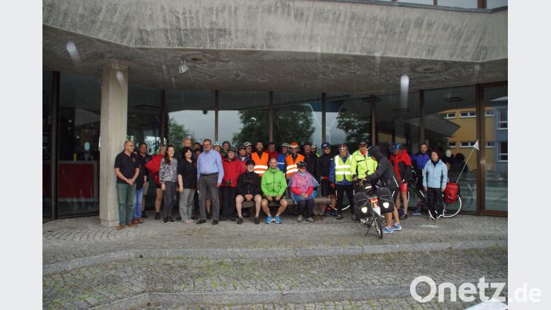 Gruppenbild vor dem Start auf die 5. Etappe: Die Teilnehmer der Kolping-Radltour mit Angehörigen der KF Schönsee mmj